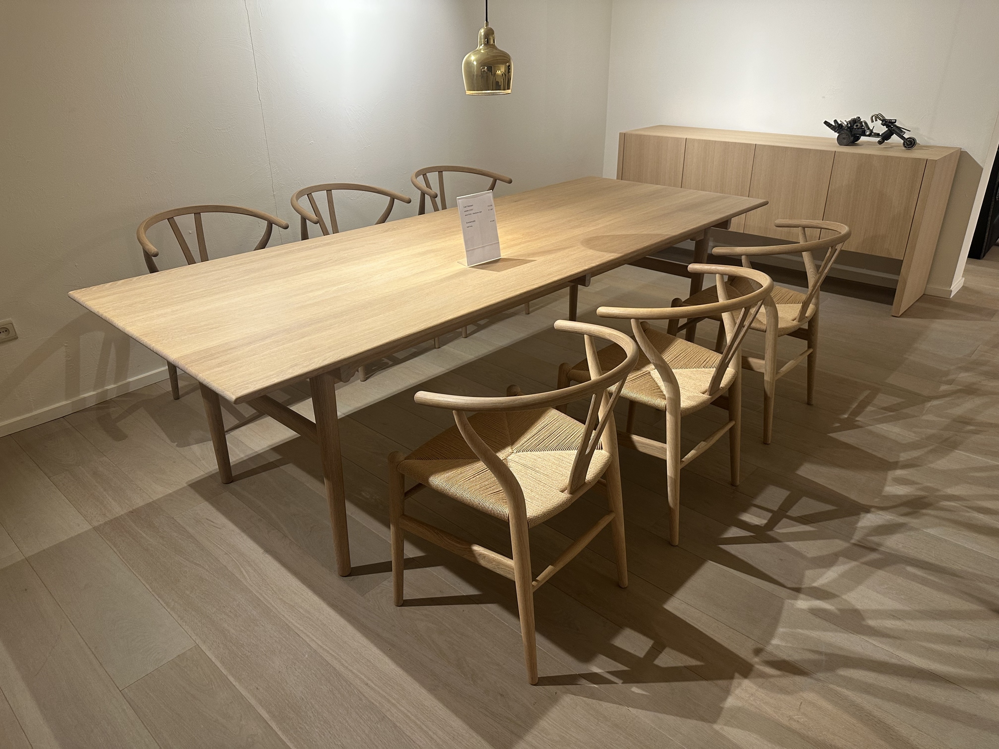 Carl Hansen- eettafel met 6 armstoelen  in eik natuur