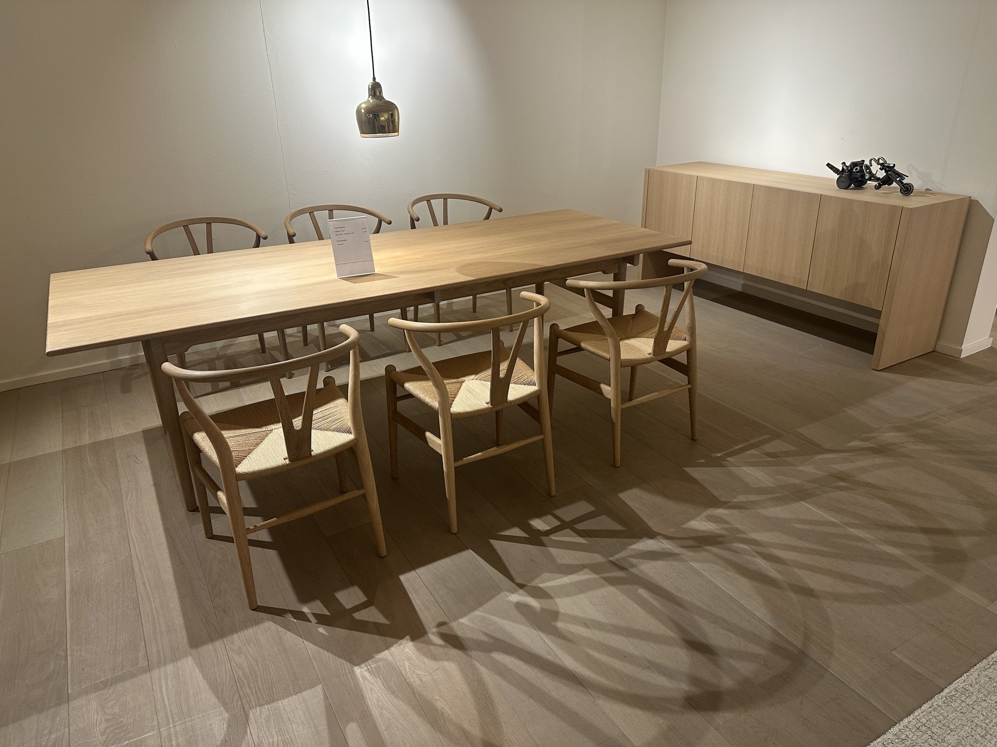Carl Hansen- eettafel met 6 armstoelen  in eik natuur