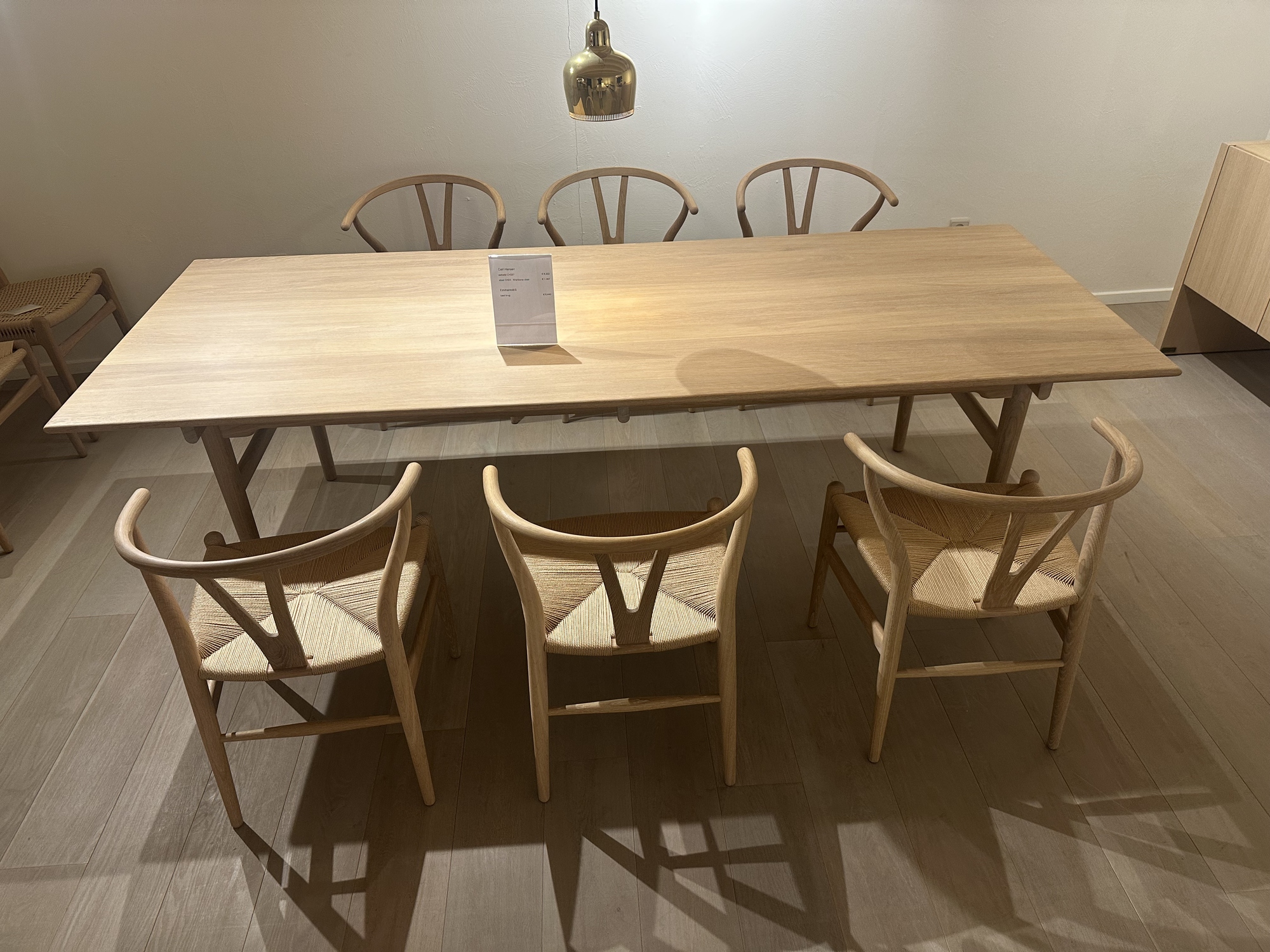 Carl Hansen- eettafel met 6 armstoelen  in eik natuur