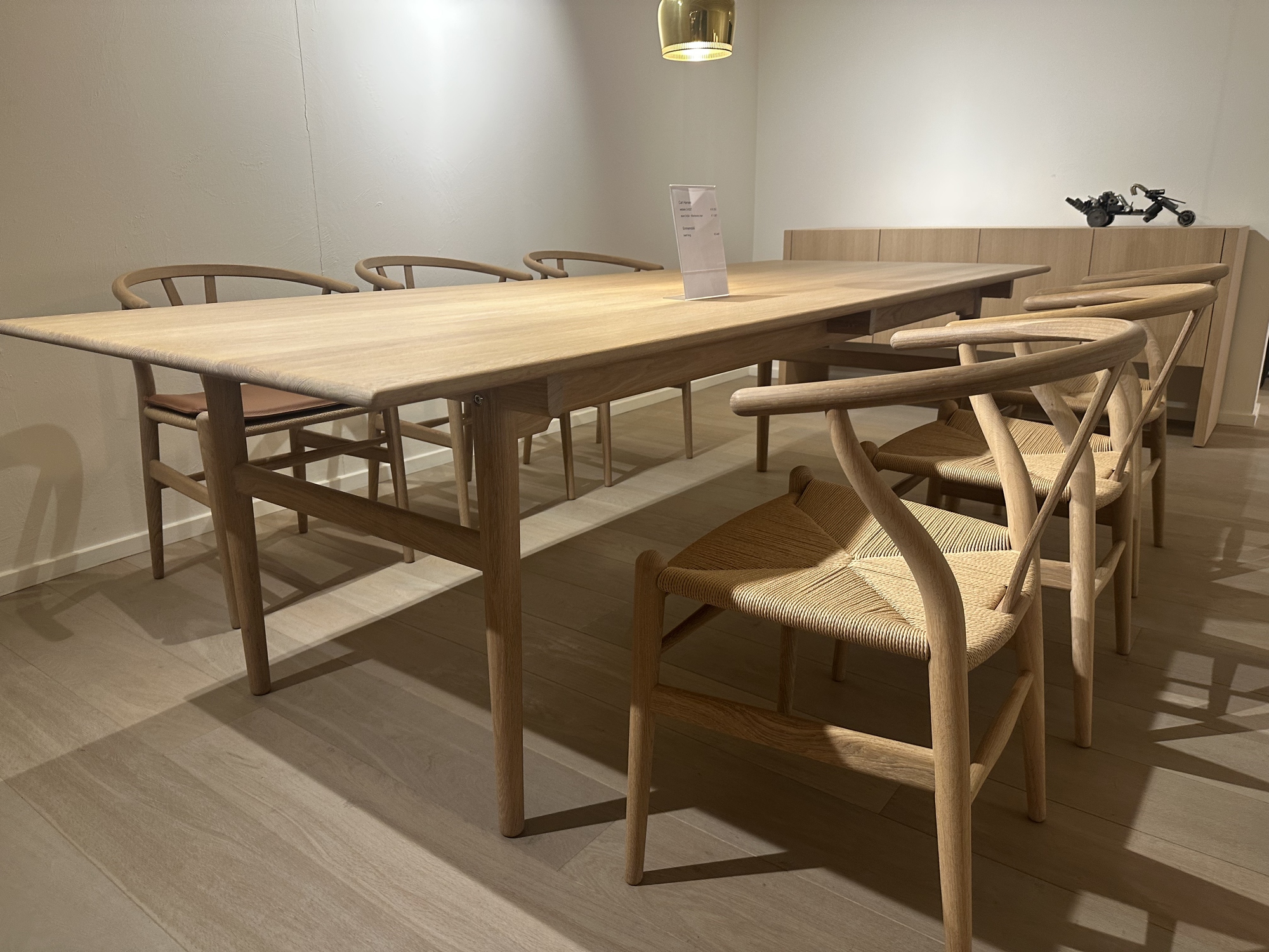 Carl Hansen- eettafel met 6 armstoelen  in eik natuur