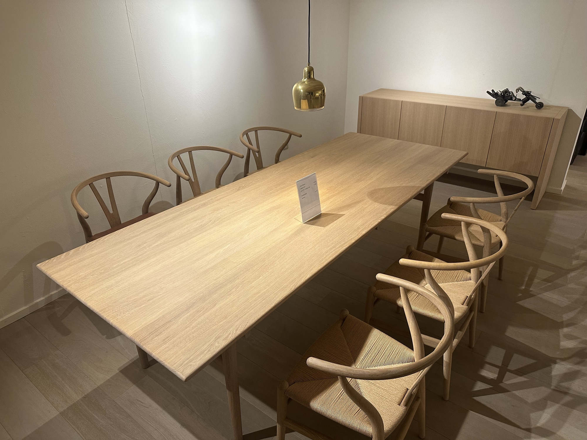 Carl Hansen- eettafel met 6 armstoelen  in eik natuur