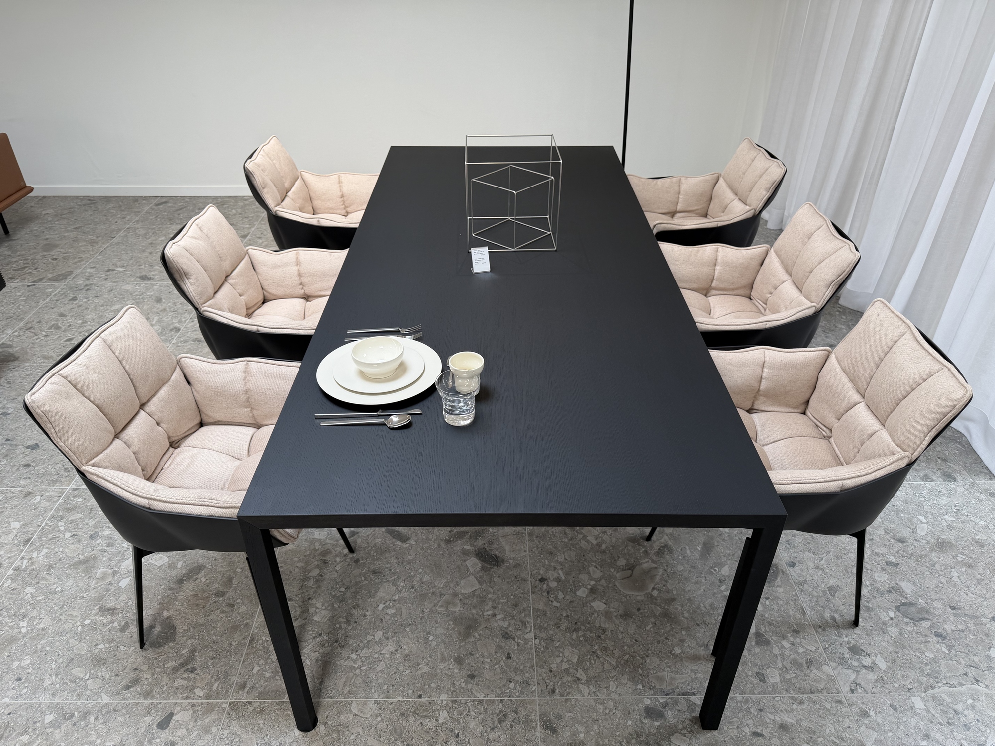 B&B Italia: 6 draaibare armstoelen Husk met rechthoekige tafel Slim 240x105cm