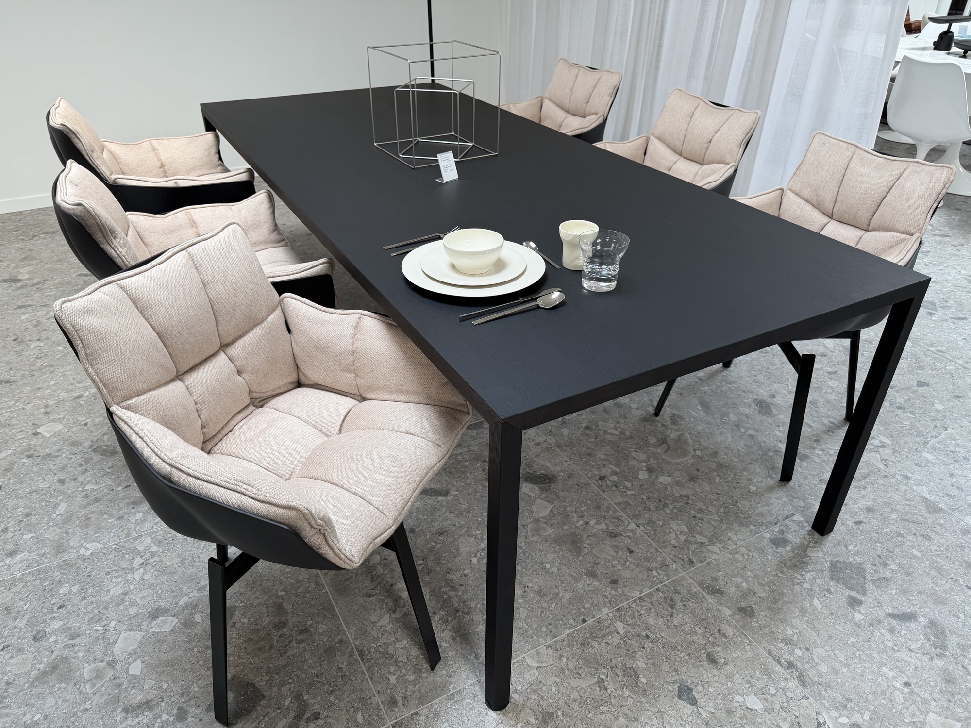 B&B Italia: 6 draaibare armstoelen Husk met rechthoekige tafel Slim 240x105cm