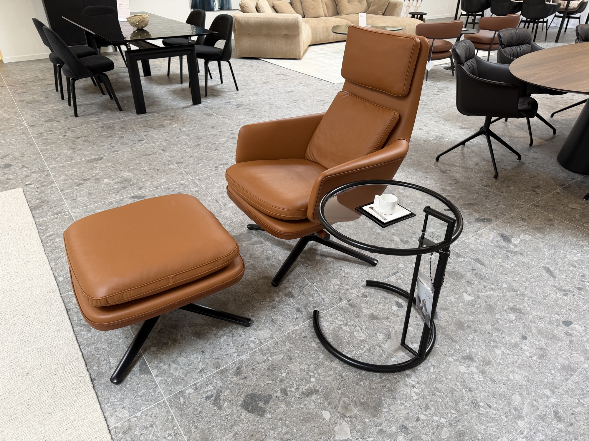 Vitra-Grand relax en ottoman leder cognac Premium