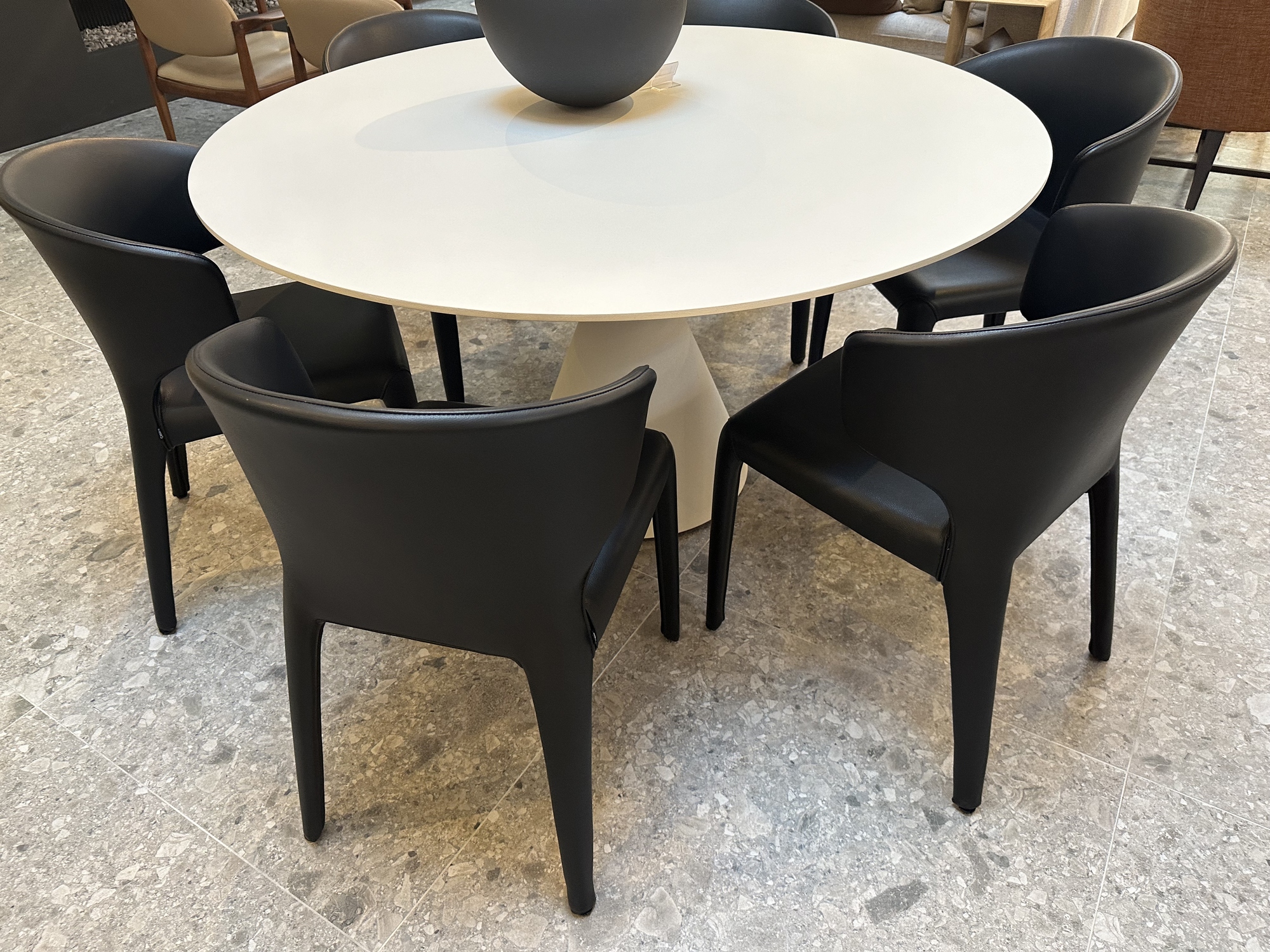 Cassina- 8 x armstoel Hola leder zwart