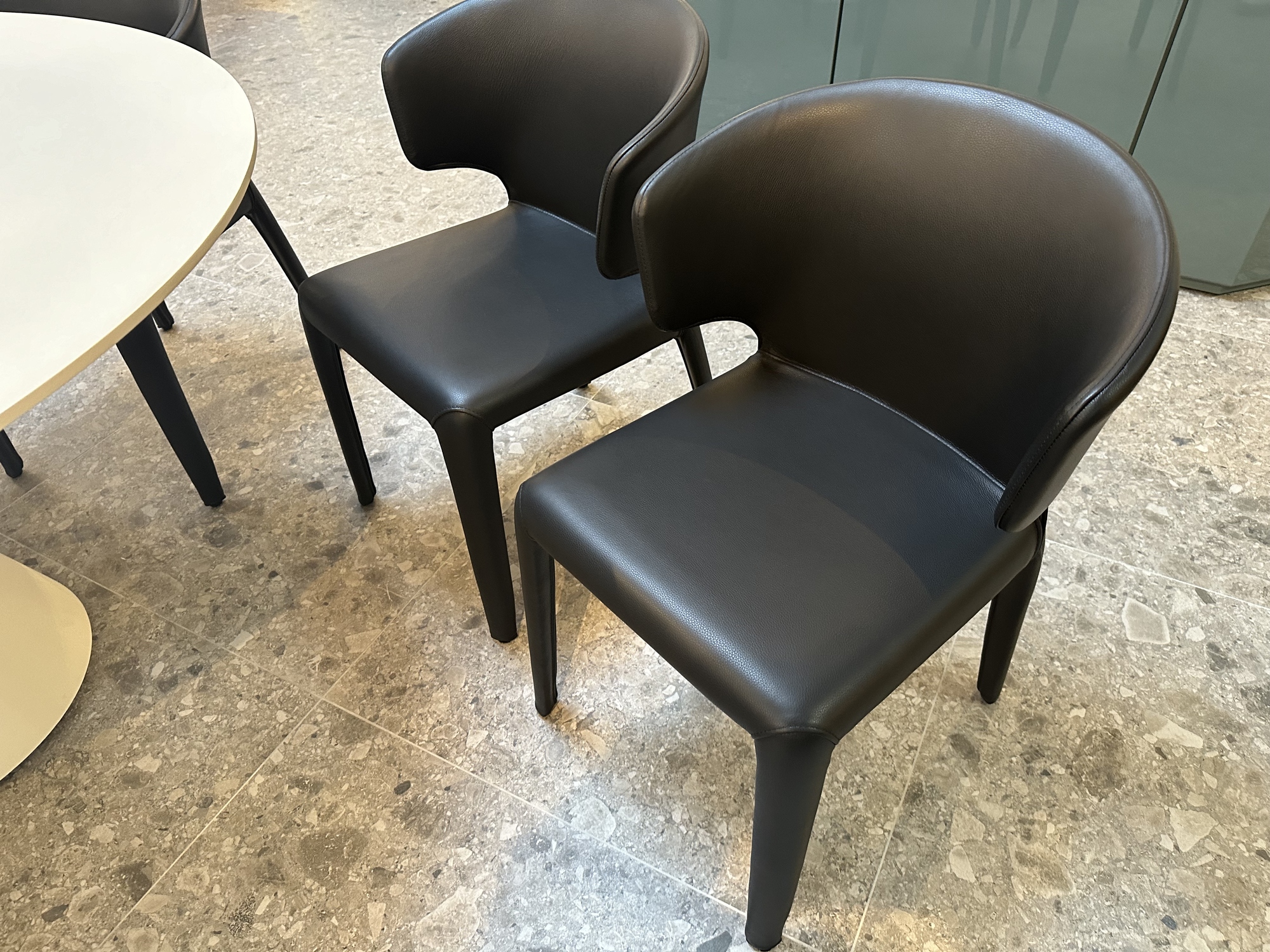 Cassina- 8 x armstoel Hola leder zwart