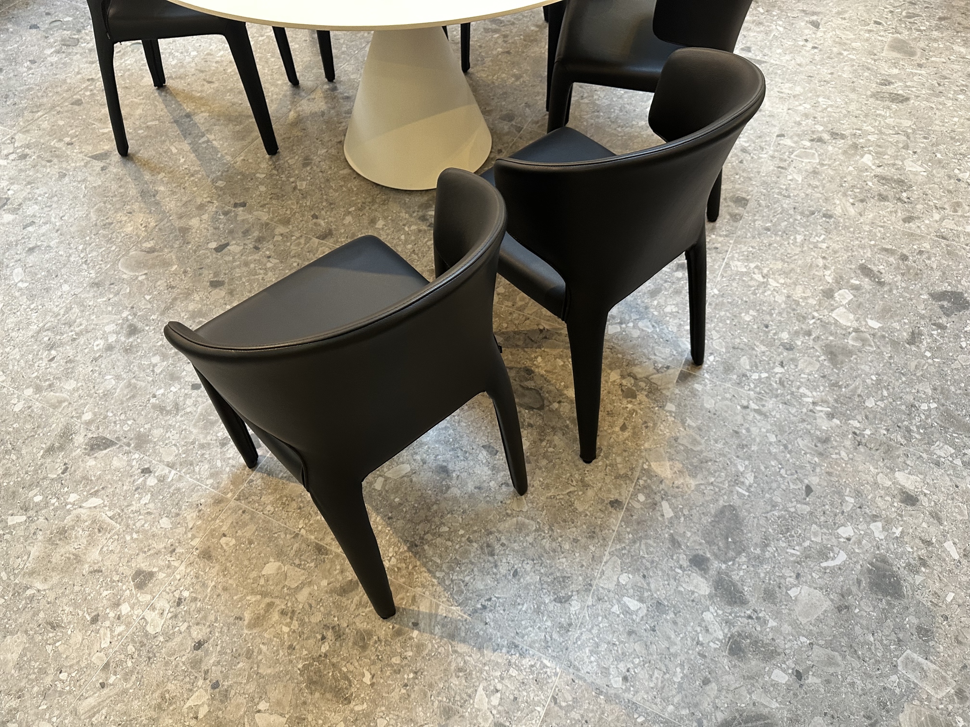 Cassina- 8 x armstoel Hola leder zwart